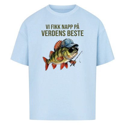 Vi fikk napp på verdens beste pappa. Fisk med barnas navn. Personlig t-skjorte i farsdagsgave