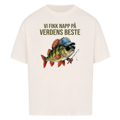 Vi fikk napp på verdens beste pappa. Fisk med barnas navn. Personlig t-skjorte i farsdagsgave