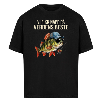 Vi fikk napp på verdens beste pappa. Fisk med barnas navn. Personlig t-skjorte i farsdagsgave