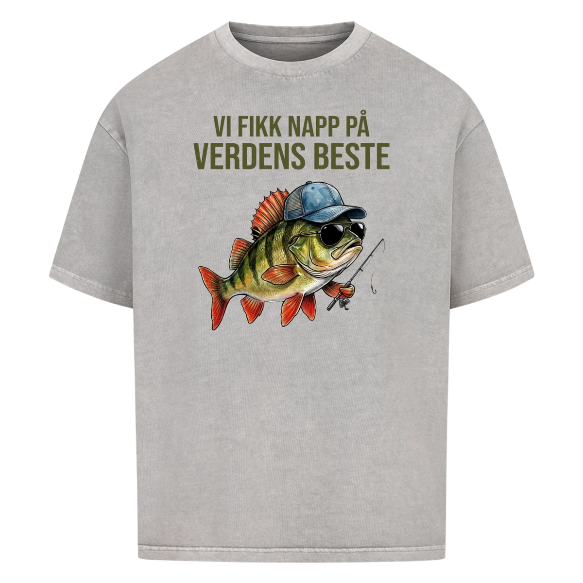 Vi fikk napp på verdens beste pappa. Fisk med barnas navn. Personlig t-skjorte i farsdagsgave