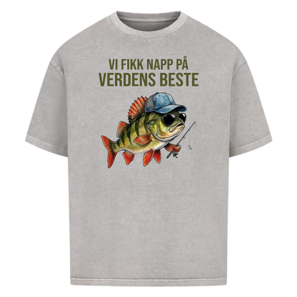 Vi fikk napp på verdens beste pappa. Fisk med barnas navn. Personlig t-skjorte i farsdagsgave