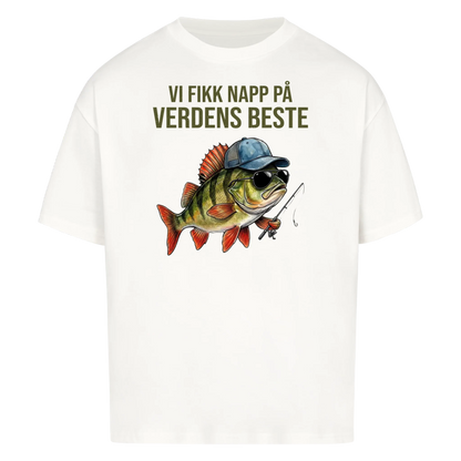 Vi fikk napp på verdens beste pappa. Fisk med barnas navn. Personlig t-skjorte i farsdagsgave