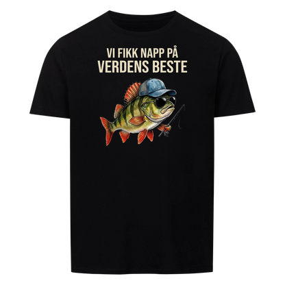 Vi fikk napp på verdens beste pappa. Fisk med barnas navn. Personlig t-skjorte i farsdagsgave