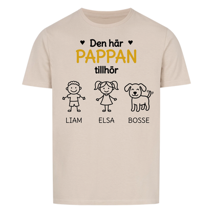 Den här pappan tillhör. Barnens namn och figurer på bröstet. Present till pappa på fars dag. Personlig t-shirt