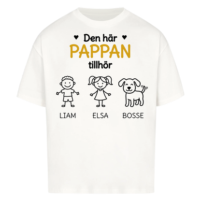 Den här pappan tillhör. Barnens namn och figurer på bröstet. Present till pappa på fars dag. Personlig t-shirt