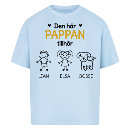 Den här pappan tillhör. Barnens namn och figurer på bröstet. Present till pappa på fars dag. Personlig t-shirt