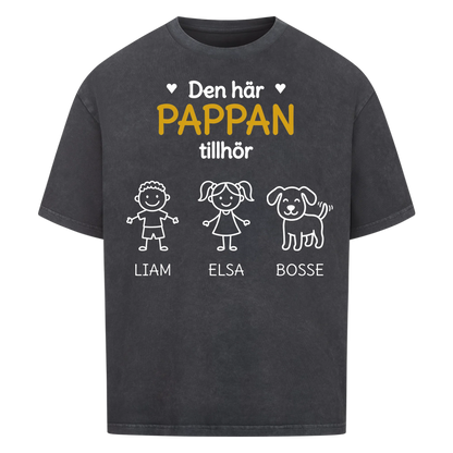 Den här pappan tillhör. Barnens namn och figurer på bröstet. Present till pappa på fars dag. Personlig t-shirt