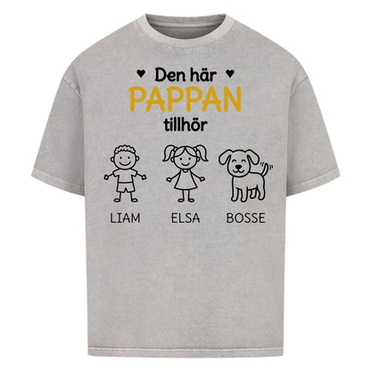 Den här pappan tillhör. Barnens namn och figurer på bröstet. Present till pappa på fars dag. Personlig t-shirt