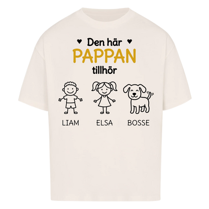 Den här pappan tillhör. Barnens namn och figurer på bröstet. Present till pappa på fars dag. Personlig t-shirt