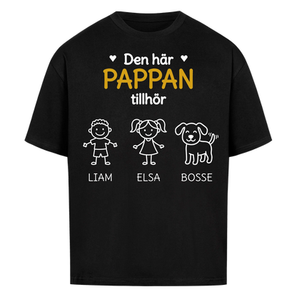 Den här pappan tillhör. Barnens namn och figurer på bröstet. Present till pappa på fars dag. Personlig t-shirt