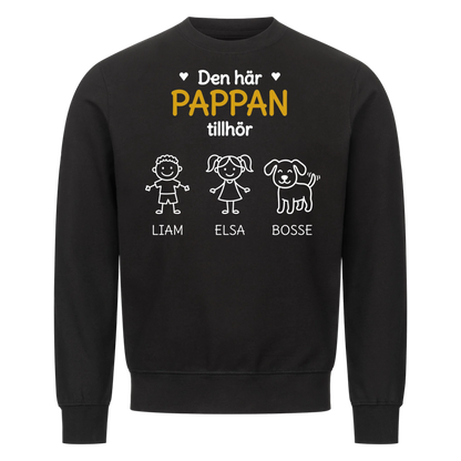 Den här pappan tillhör. Barnens namn och figurer på bröstet. Present till pappa på fars dag. Personlig t-shirt