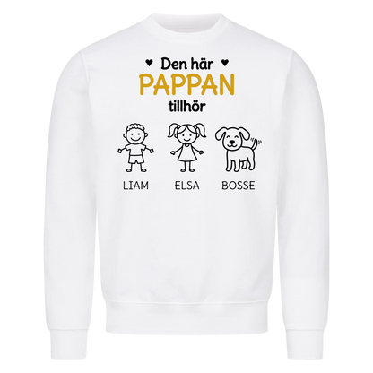 Den här pappan tillhör. Barnens namn och figurer på bröstet. Present till pappa på fars dag. Personlig t-shirt