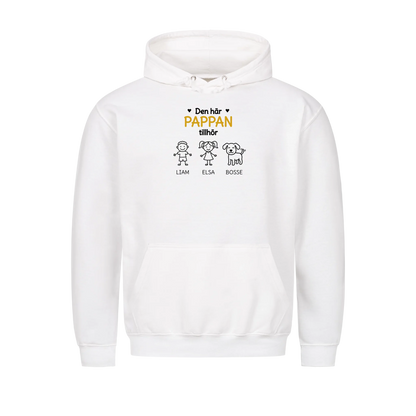 Den här pappan tillhör. Barnens namn och figurer på bröstet. Present till pappa på fars dag. Personlig t-shirt