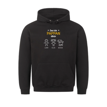 Den här pappan tillhör. Barnens namn och figurer på bröstet. Present till pappa på fars dag. Personlig t-shirt