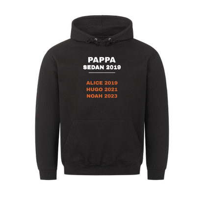 Pappa sedan t-shirt med årtal och barnens namn och födelseår. Personlig present till pappa