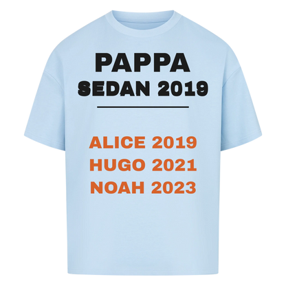 Pappa sedan t-shirt med årtal och barnens namn och födelseår. Personlig present till pappa
