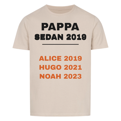 Pappa sedan t-shirt med årtal och barnens namn och födelseår. Personlig present till pappa