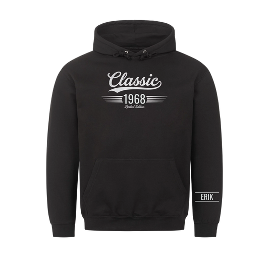 Classic hoodie med födelseår och namn på ärmen. Present till pappa och farfar