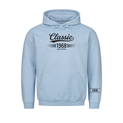 Classic hoodie med födelseår och namn på ärmen. Present till pappa och farfar