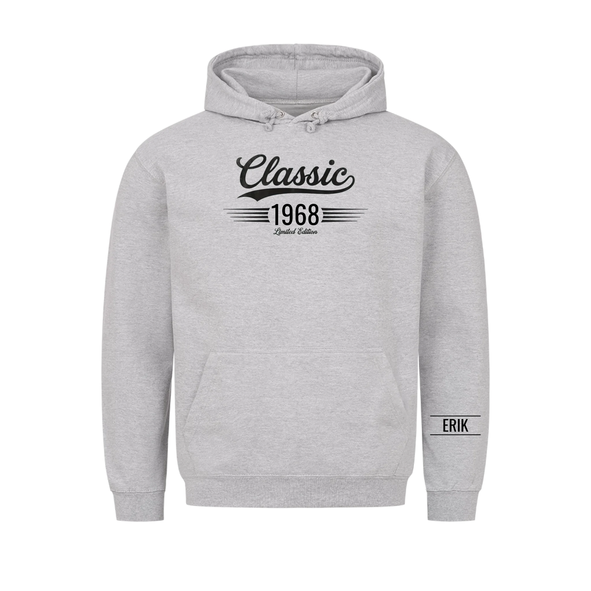 Classic hoodie med födelseår och namn på ärmen. Present till pappa och farfar