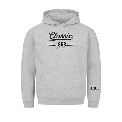 Classic hoodie med födelseår och namn på ärmen. Present till pappa och farfar
