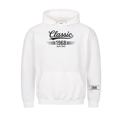 Classic hoodie med födelseår och namn på ärmen. Present till pappa och farfar