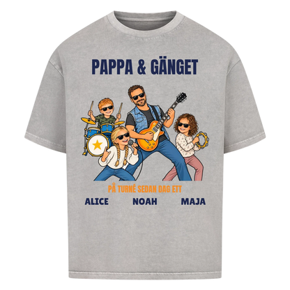 Pappa och gänget t-shirt med ditt foto som tecknat rockband och barnens namn. Personlig present till pappa