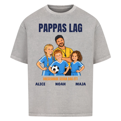 Pappas lag t-shirt med ditt foto som tecknad tränare och barnens namn. Personlig present till pappa