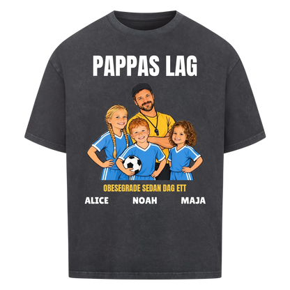 Pappas lag t-shirt med ditt foto som tecknad tränare och barnens namn. Personlig present till pappa