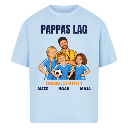 Pappas lag t-shirt med ditt foto som tecknad tränare och barnens namn. Personlig present till pappa