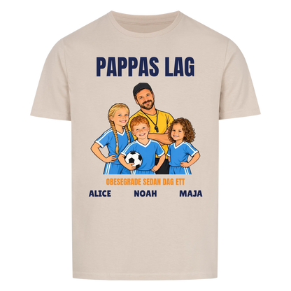 Pappas lag t-shirt med ditt foto som tecknad tränare och barnens namn. Personlig present till pappa