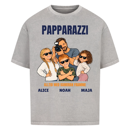 Papparazzi t-shirt med ditt foto som tecknad fotograf och barnens namn. Rolig present till pappa