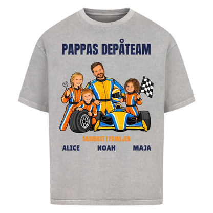 Pappas depåteam t-shirt med ditt foto som tecknad racerförare och barnens namn. Personlig present till pappa