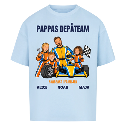 Pappas depåteam t-shirt med ditt foto som tecknad racerförare och barnens namn. Personlig present till pappa