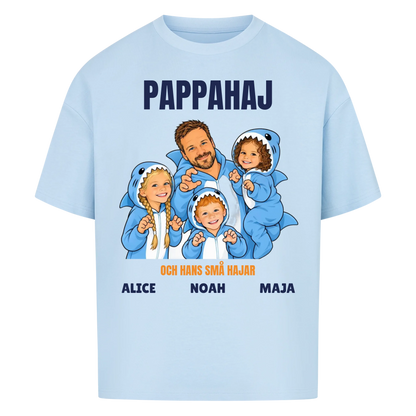 Pappahaj t-shirt med ditt foto som tecknad hajfamilj och barnens namn. Personlig present till pappa