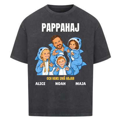 Pappahaj t-shirt med ditt foto som tecknad hajfamilj och barnens namn. Personlig present till pappa