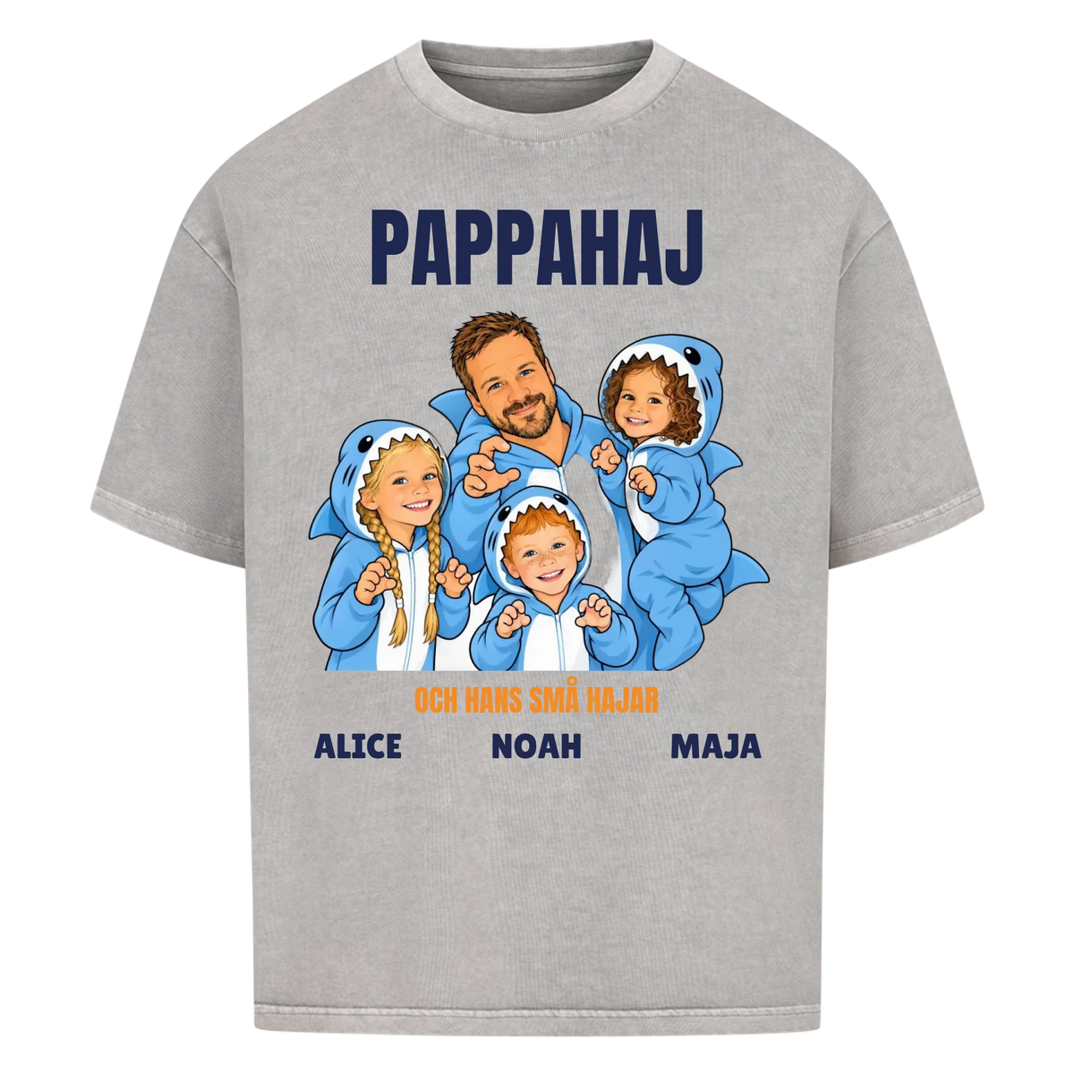 Pappahaj t-shirt med ditt foto som tecknad hajfamilj och barnens namn. Personlig present till pappa
