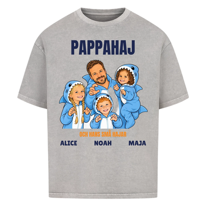 Pappahaj t-shirt med ditt foto som tecknad hajfamilj och barnens namn. Personlig present till pappa