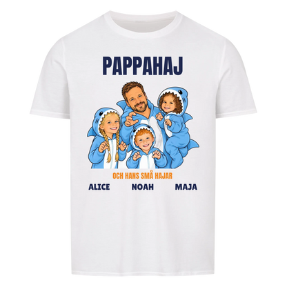 Pappahaj t-shirt med ditt foto som tecknad hajfamilj och barnens namn. Personlig present till pappa