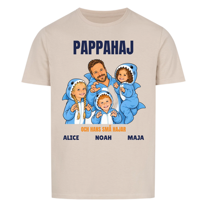 Pappahaj t-shirt med ditt foto som tecknad hajfamilj och barnens namn. Personlig present till pappa