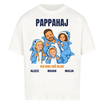 Pappahaj t-shirt med ditt foto som tecknad hajfamilj och barnens namn. Personlig present till pappa
