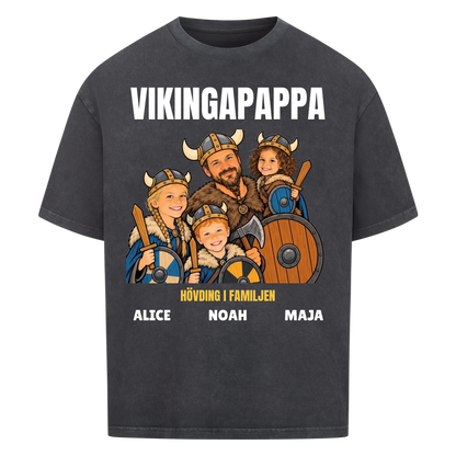 Vikingapappa t-shirt med ditt foto som tecknad vikingafamilj och barnens namn. Personlig present till pappa