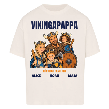 Vikingapappa t-shirt med ditt foto som tecknad vikingafamilj och barnens namn. Personlig present till pappa