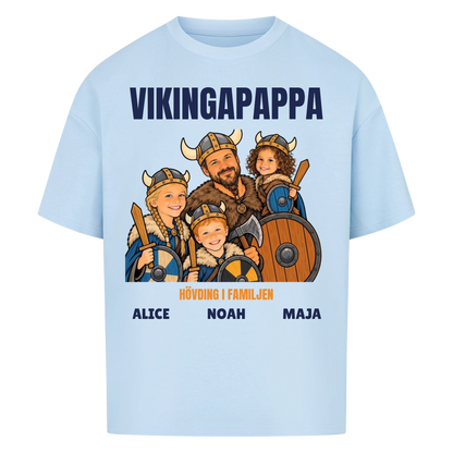 Vikingapappa t-shirt med ditt foto som tecknad vikingafamilj och barnens namn. Personlig present till pappa