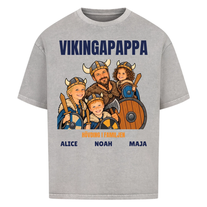 Vikingapappa t-shirt med ditt foto som tecknad vikingafamilj och barnens namn. Personlig present till pappa