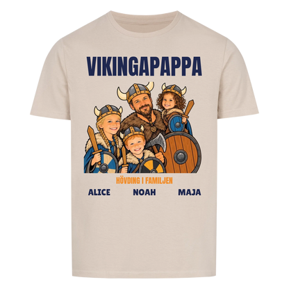 Vikingapappa t-shirt med ditt foto som tecknad vikingafamilj och barnens namn. Personlig present till pappa