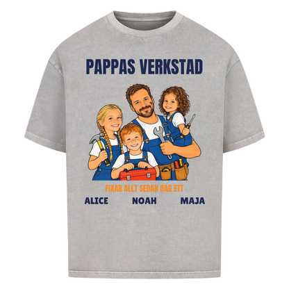 Pappas verkstad t-shirt med ditt foto som tecknad hantverkare och barnens namn. Personlig present till pappa