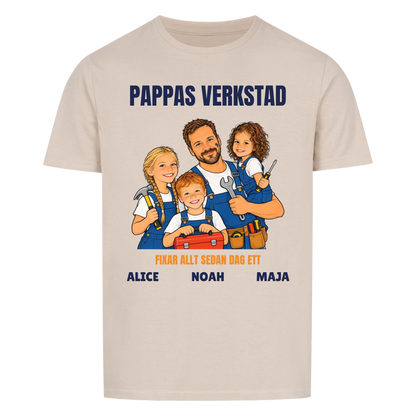 Pappas verkstad t-shirt med ditt foto som tecknad hantverkare och barnens namn. Personlig present till pappa