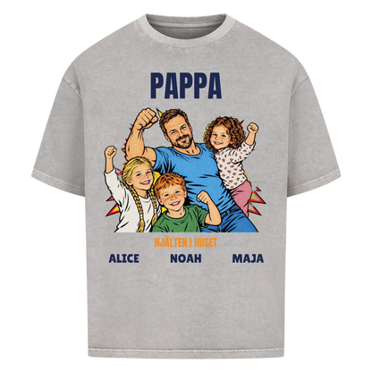 Pappa hjälten i huset t-shirt med ditt foto i pop art serietidningsstil och barnens namn. Personlig present till pappa