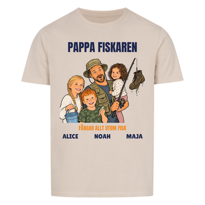 Pappa fiskaren t-shirt med ditt foto som tecknad fiskare och barnens namn. Rolig present till pappa